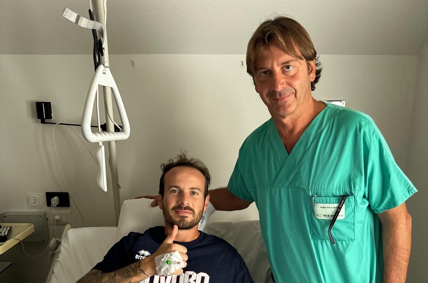 Il capitano del Novara Calcio, Roberto Ranieri, con il Dr. Giacomo Zanon
